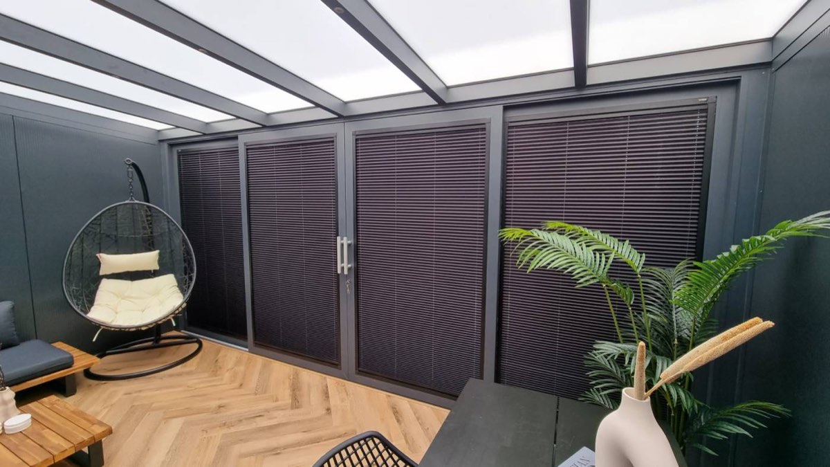 Plissé gordijnen voor de schuifpui van een veranda